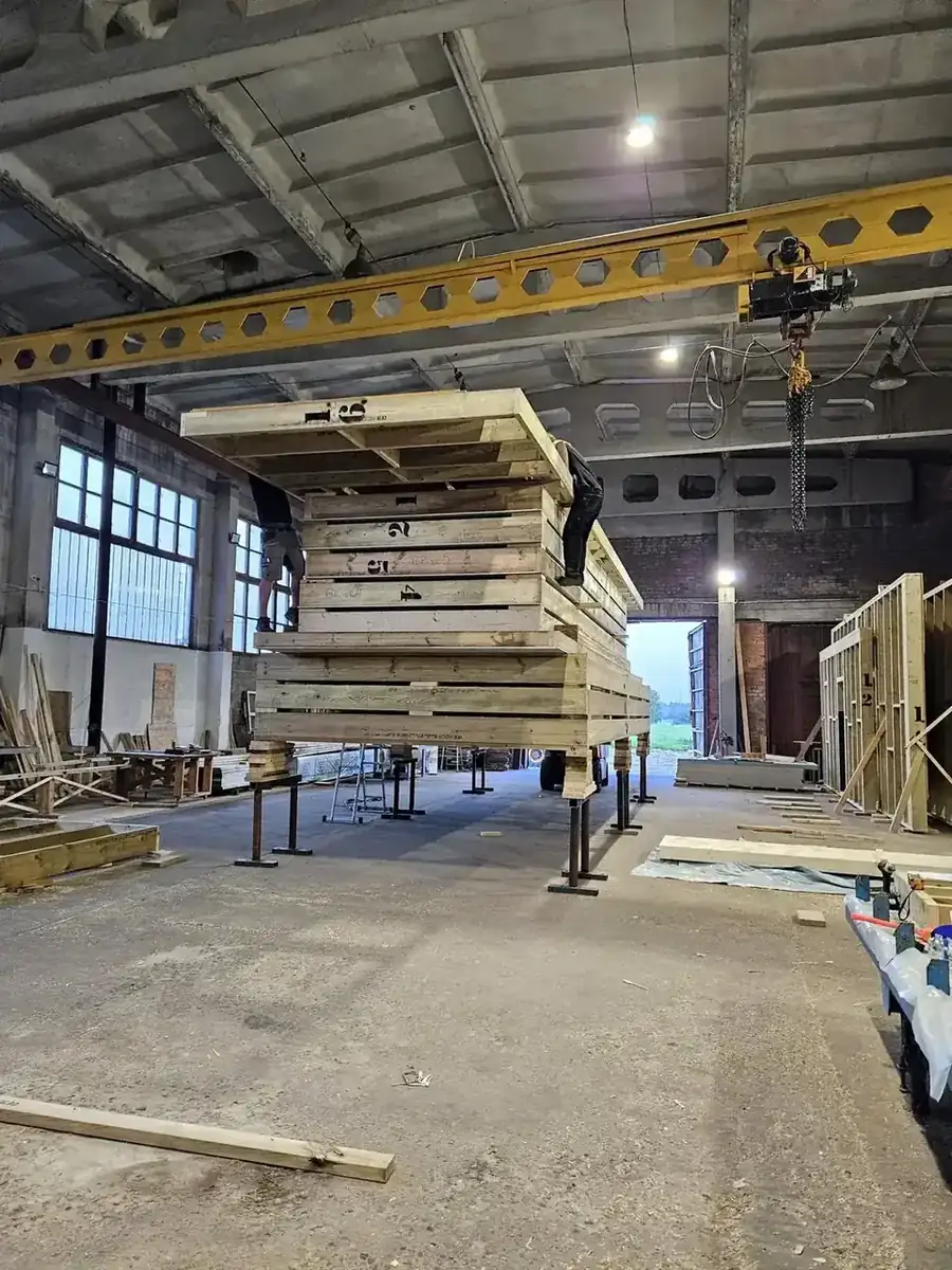 Koka karkasa sienu paneļi Green homes ražotnē Svētciemā