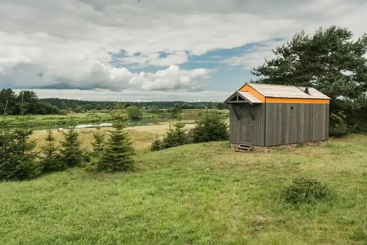 Pirts māja ar lofta stāvu ainavā