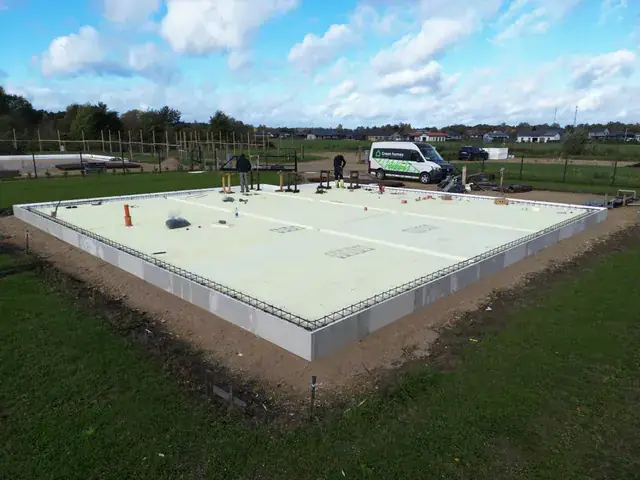 Gatava pamatu plātne pirms sienu paneļu montāžas