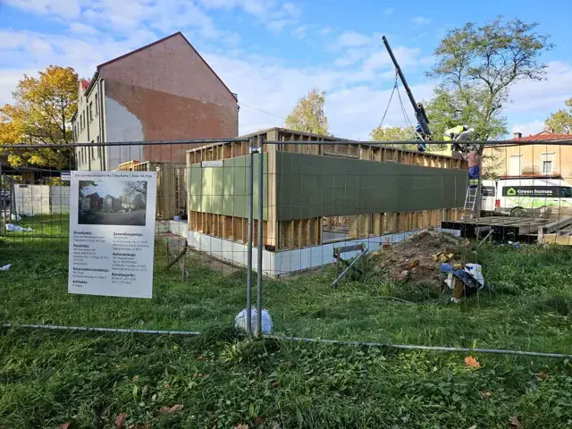 Divstāvu koka karkasa māja būvniecības gaitā