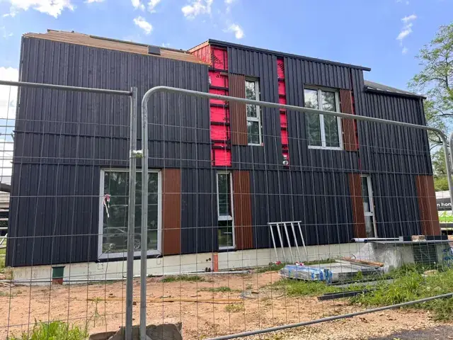Divstāvu koka karkasa māja ar fasādes apdari