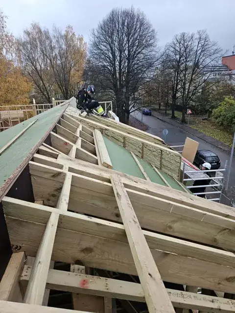 Koka jumta konstrukcija pirms seguma