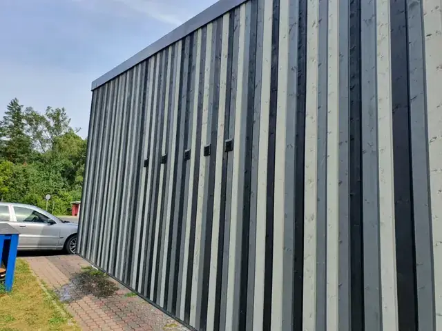 Koka ēkas fasāde ar dēļu apdari