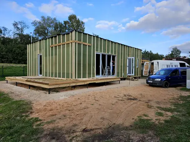 Moduļu māja ar terasi pēc uzstādīšanas