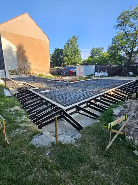 Betona pamatu plātne pirms mājas montāžas