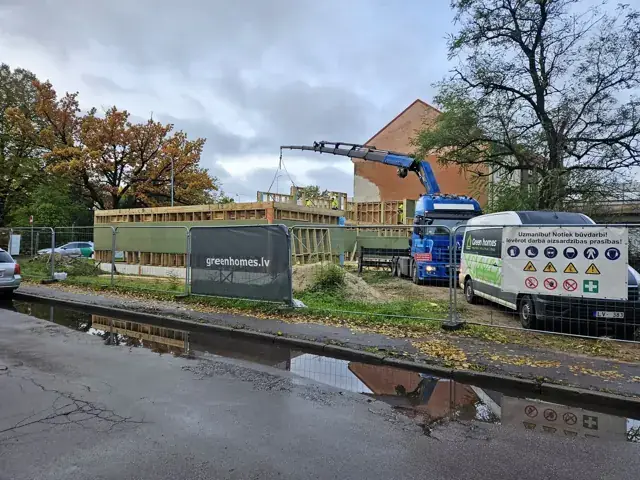 Sienu paneļu piegāde un izkraušana ar krānu