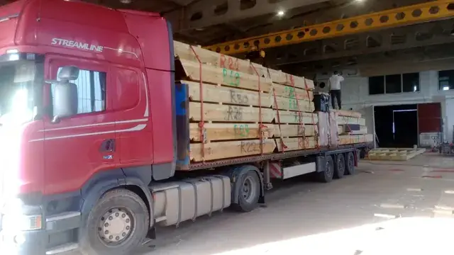 Sienu paneļu transportēšana ar kravas auto