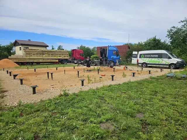 Skrūvpāļu pamati pirms ēkas uzstādīšanas