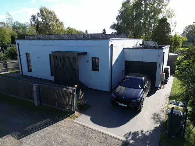 Māja ar plakanu jumtu no gaisa