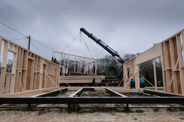 Moduļu mājas sienu paneļu montāža ar krānu Carnikavā